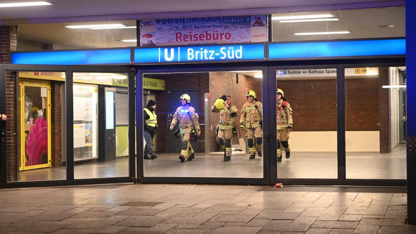 Einsatzkräfte der Feuerwehr am U-Bahnhof Britz-Süd: