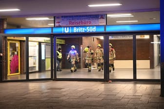 Einsatzkräfte der Feuerwehr am U-Bahnhof Britz-Süd: