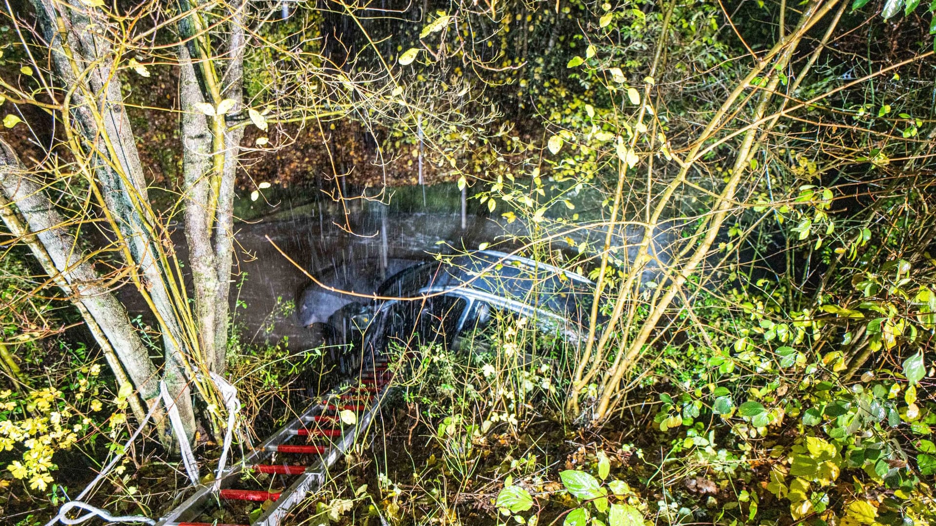 Ein SUV im Bachbett des Schüttelgrabenbachs in Waiblingen: Ein 84-Jähriger ist meterweit mit seinem Audi durch den Bach getrieben worden.