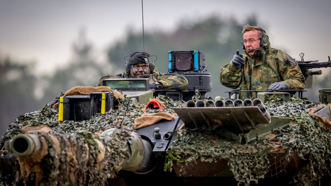 Verteidigungsminister Pistorius auf einem Leopard-2-Kampfpanzer (Archivbild): In Interviews sagte Pistorius kürzlich, Deutschland müsse wieder "kriegstüchtig" werden.