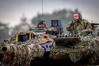 Verteidigungsminister Pistorius auf einem Leopard-2-Kampfpanzer (Archivbild): In Interviews sagte Pistorius kürzlich, Deutschland müsse wieder "kriegstüchtig" werden.