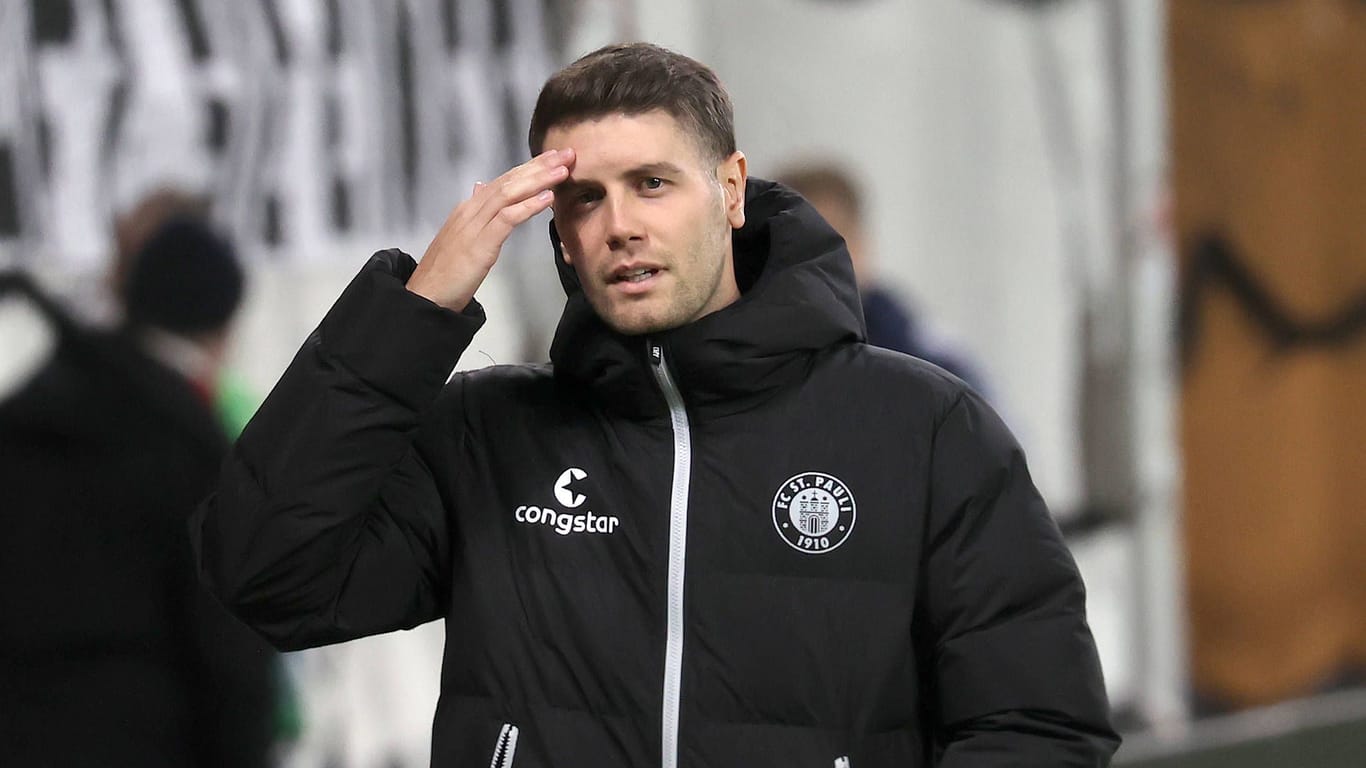 Fabian Hürzeler vom FC St. Pauli: Der Zweitligist muss drei Spiele innerhalb einer Woche absolvieren.