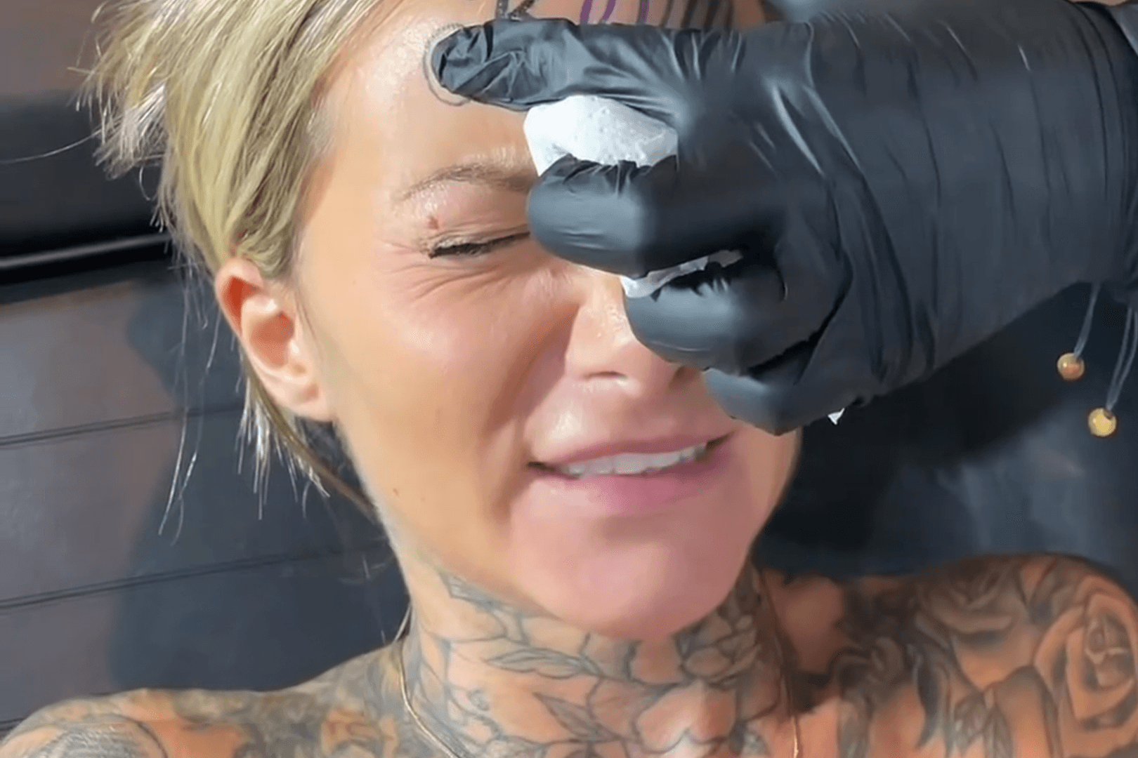 Influencerin Ana Stanskovsky teilt ihre verrückte Tattoo-Aktion