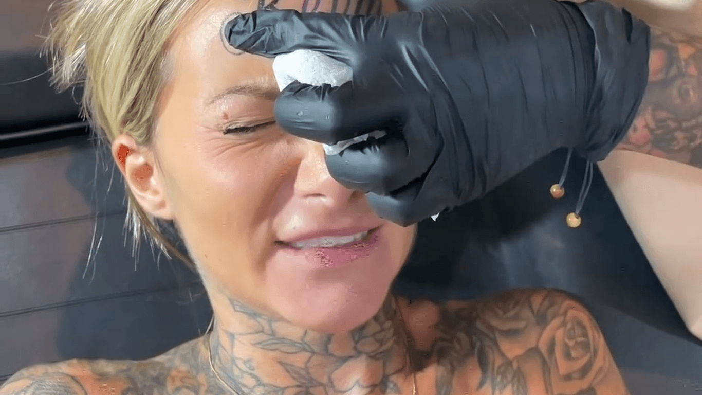 Influencerin Ana Stanskovsky teilt ihre verrückte Tattoo-Aktion