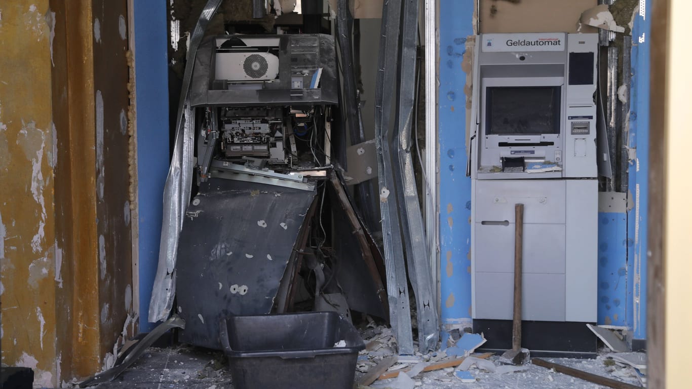Ein gesprengter Geldautomat (Symbolbild): In Köln haben Unbekannte einen Automaten gesprengt und das Gebäude dabei schwer beschädigt.