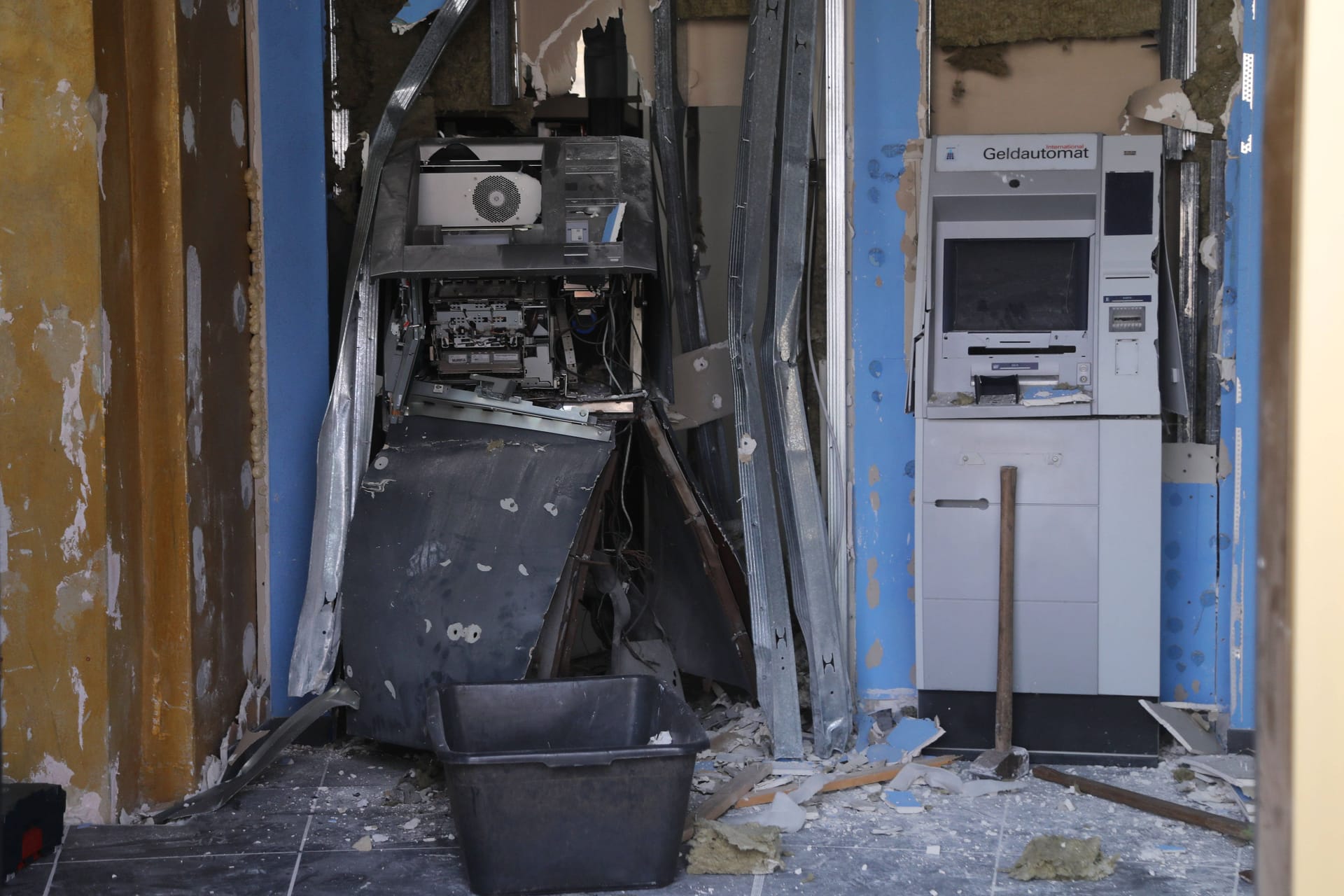 Ein gesprengter Geldautomat (Symbolbild): In Köln haben Unbekannte einen Automaten gesprengt und das Gebäude dabei schwer beschädigt.