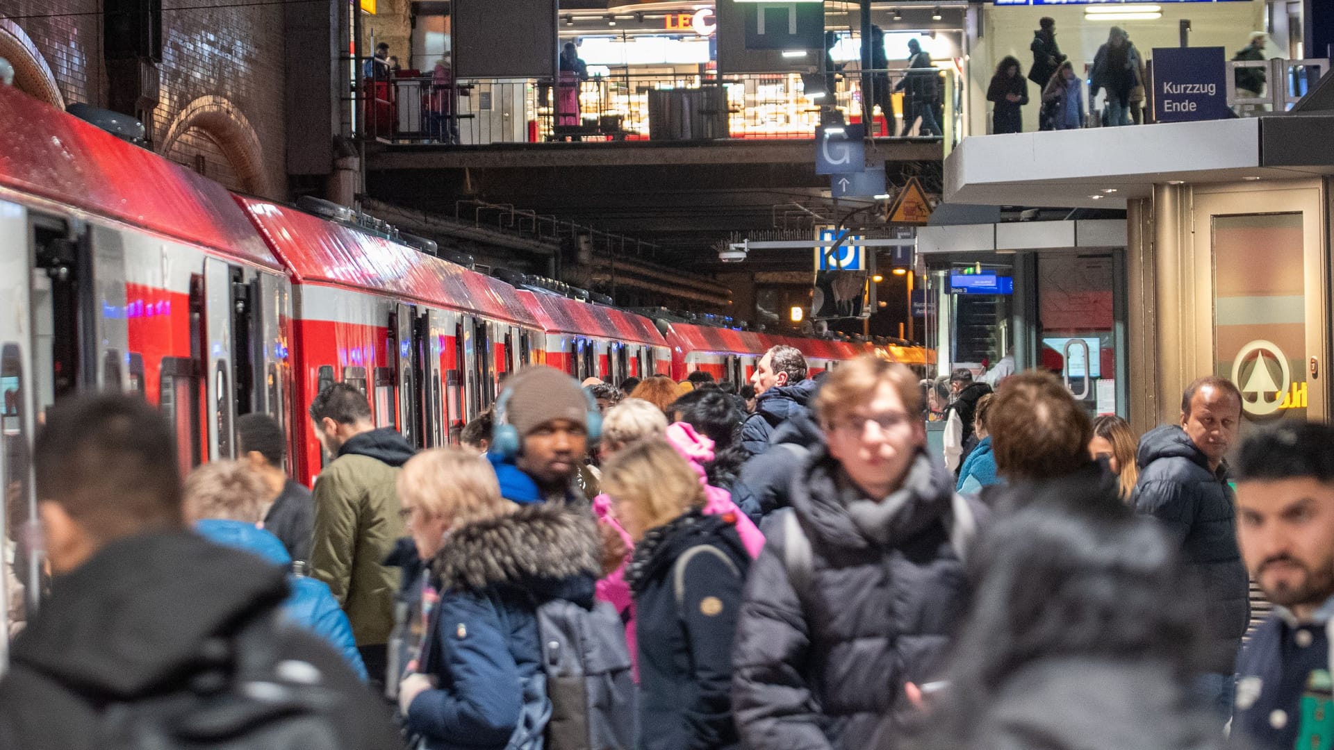 Fahrgäste am Mittwochabend am Bahnsteig: Für Hunderte ging es nicht weiter. Fahrgäste am Mittwochabend am Bahnsteig: Für Hunderte ging es nicht weiter.