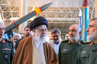 Irans Führer Ayatollah Ali Khamenei (l.) lässt sich die neuesten Entwicklungen in der Raketentechnologie der Militärs erklären.