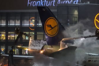 Eine Lufthansa Boeing wird enteist: Der erste heftige Schneesturm hat für Chaos am Frankfurter Airport gesorgt.