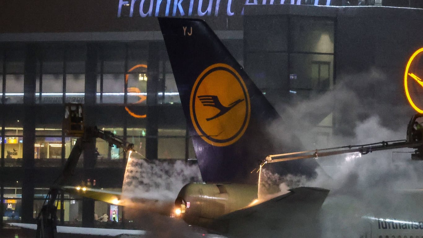 Eine Lufthansa Boeing wird enteist: Der erste heftige Schneesturm hat für Chaos am Frankfurter Airport gesorgt.