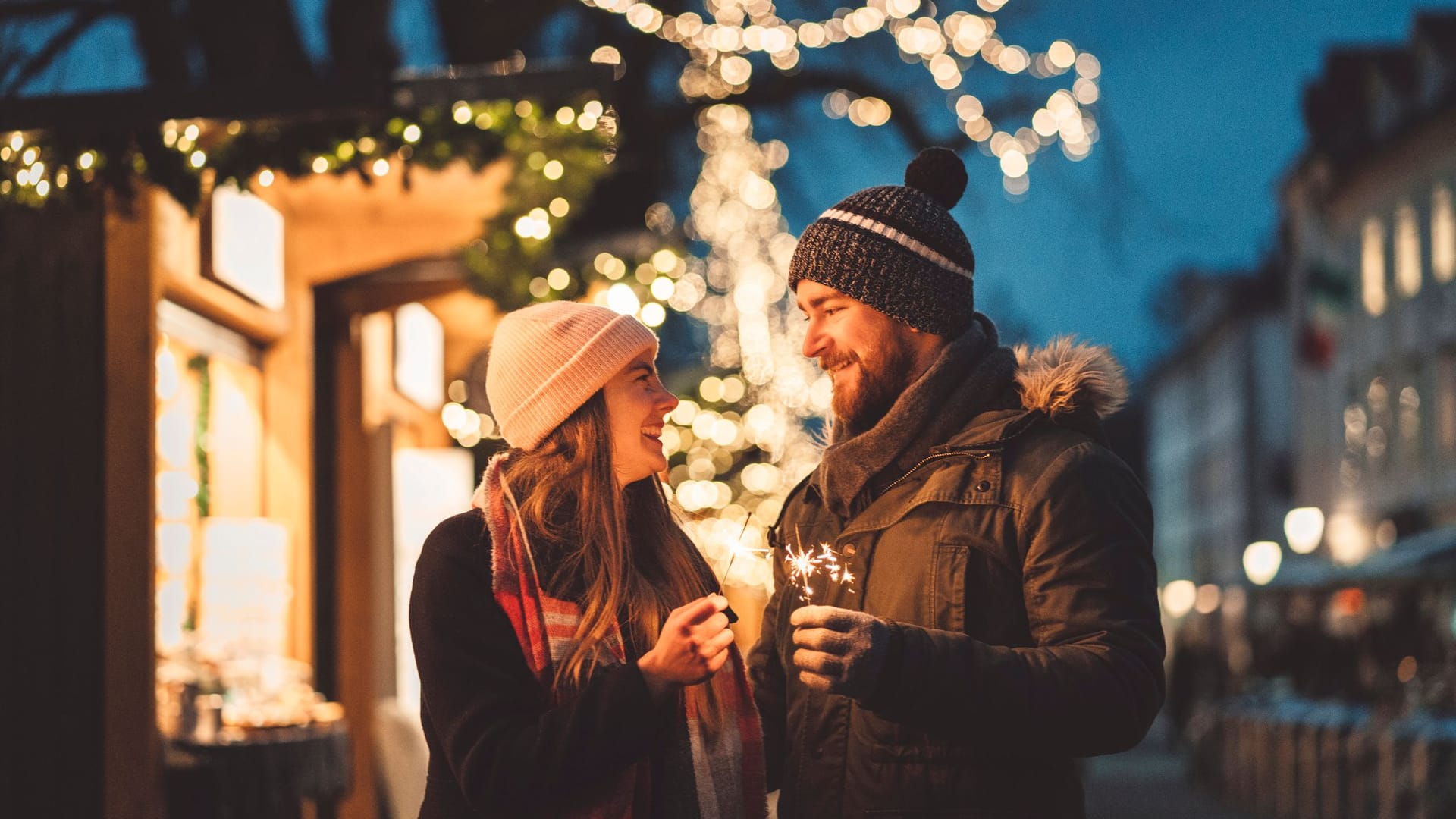 Lust auf einen Weihnachtsmarktbesuch? Mit dem Deutschlandticket können Sie die schönsten Märkte im Rheinland entdecken. Lust auf einen Weihnachtsmarktbesuch? Mit dem Deutschlandticket können Sie die schönsten Märkte im Rheinland entdecken.