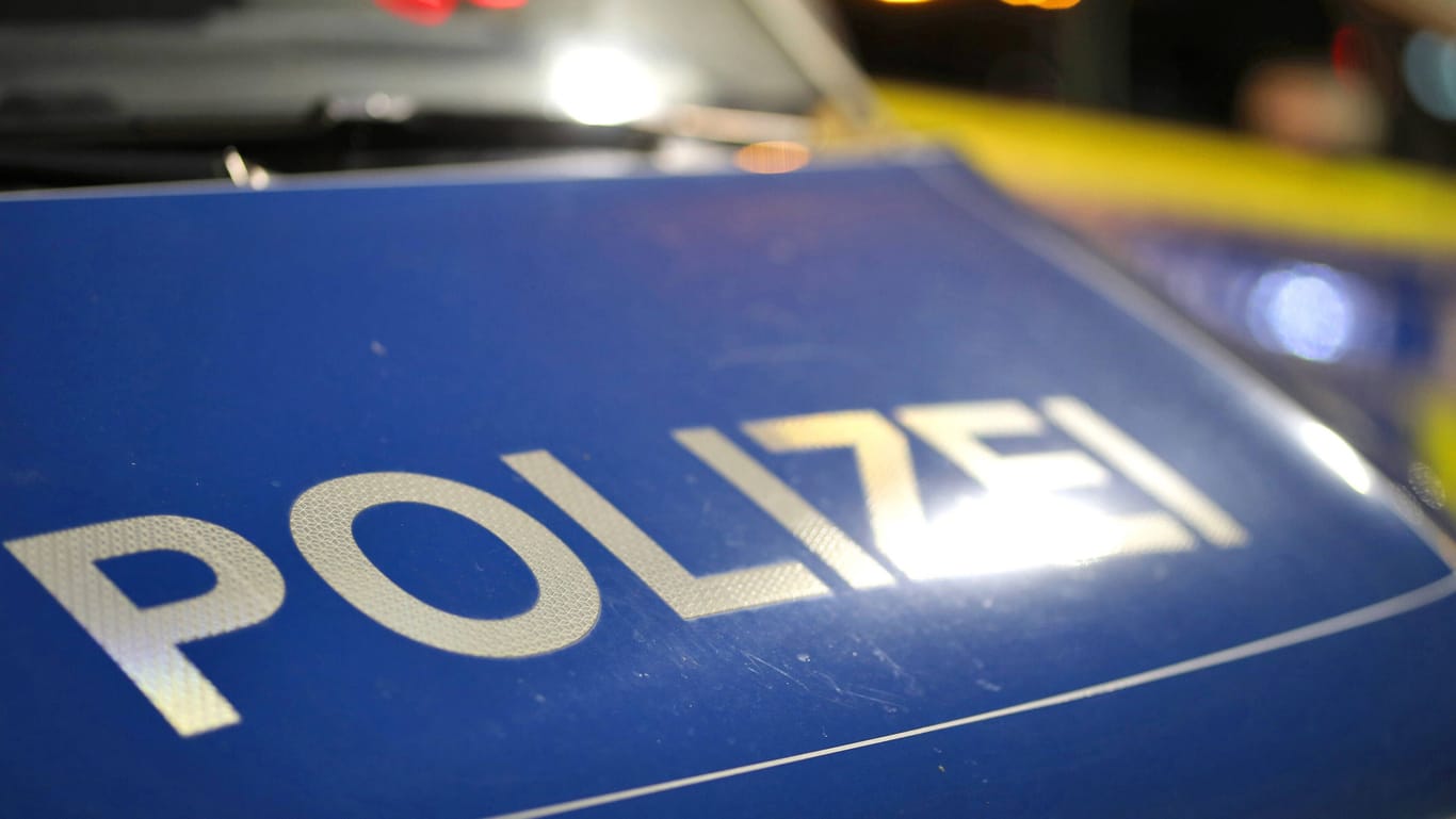 Der Schriftzug "Polizei" steht auf einem Dienstfahrzeug (Symbolbild): Nach einer Kundgebung in Dortmund hat die Polizei mehrere Strafanzeigen gestellt.
