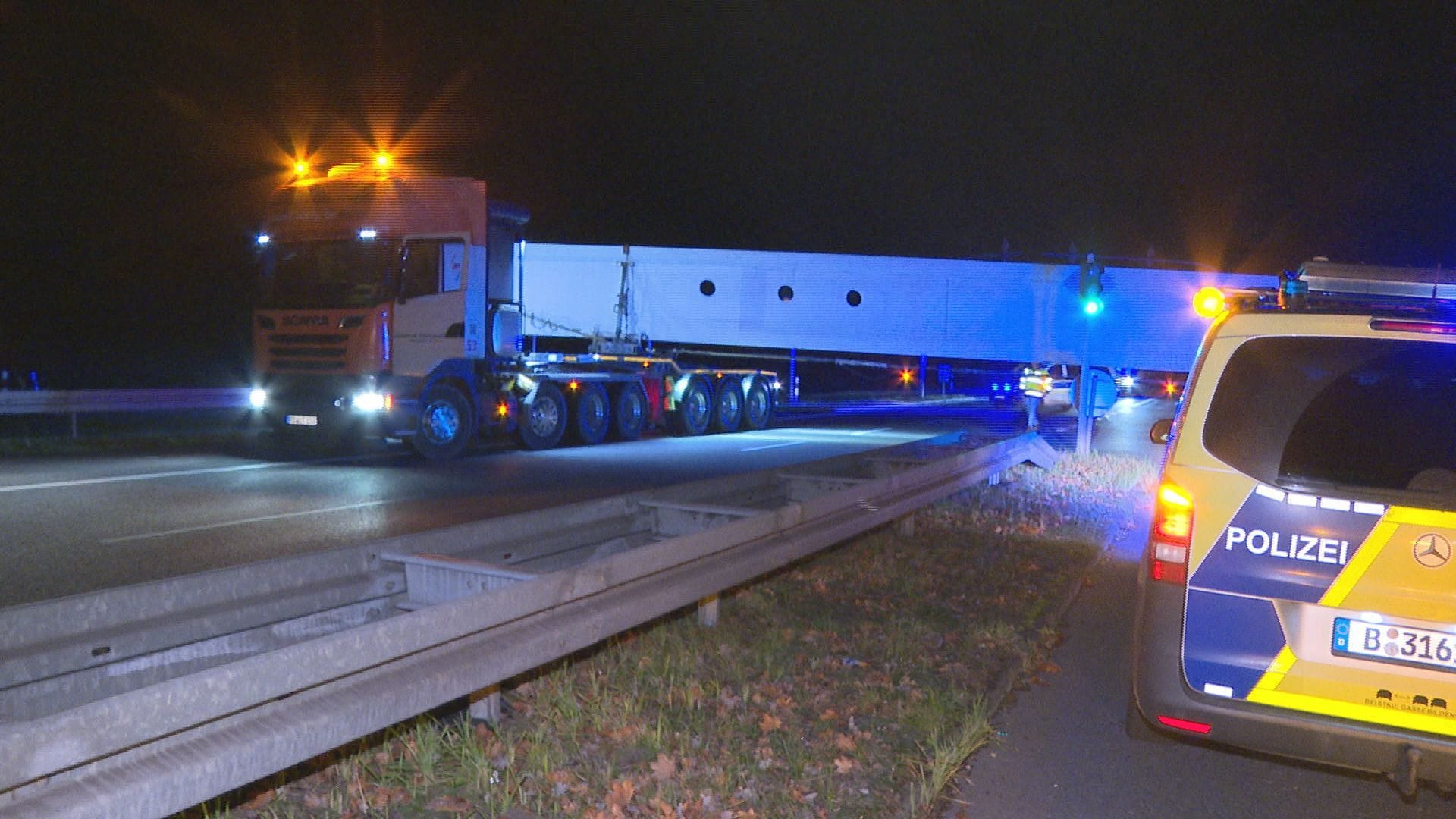 Der Schwerlasttransport: Ein Auto raste offenbar unter dem tonnenschweren Fahrzeug durch.