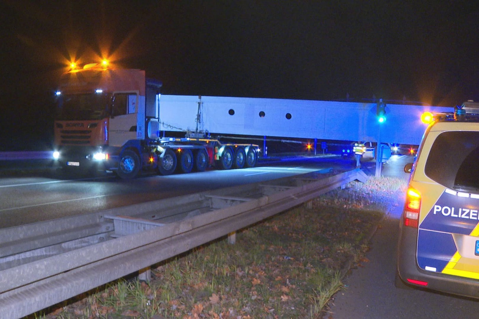 Der Schwerlasttransport: Ein Auto raste offenbar unter dem tonnenschweren Fahrzeug durch.