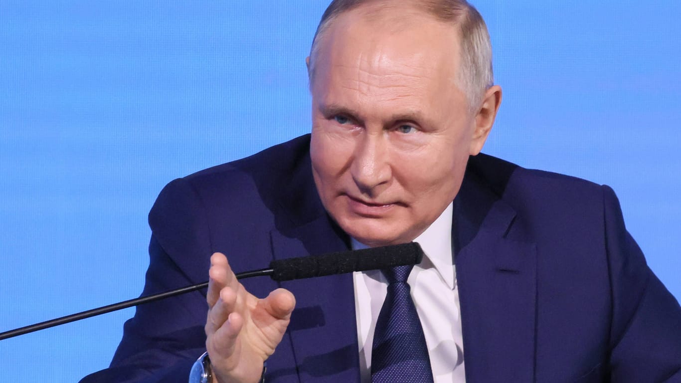 Wladimir Putin (Archivbild): Seine Schwarzmeerflotte soll jetzt einen anderen Hafen als den auf der Krim nutzen.