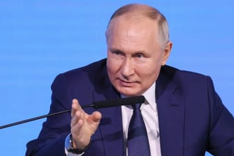 Wladimir Putin (Archivbild): Seine Schwarzmeerflotte soll jetzt einen anderen Hafen als den auf der Krim nutzen.