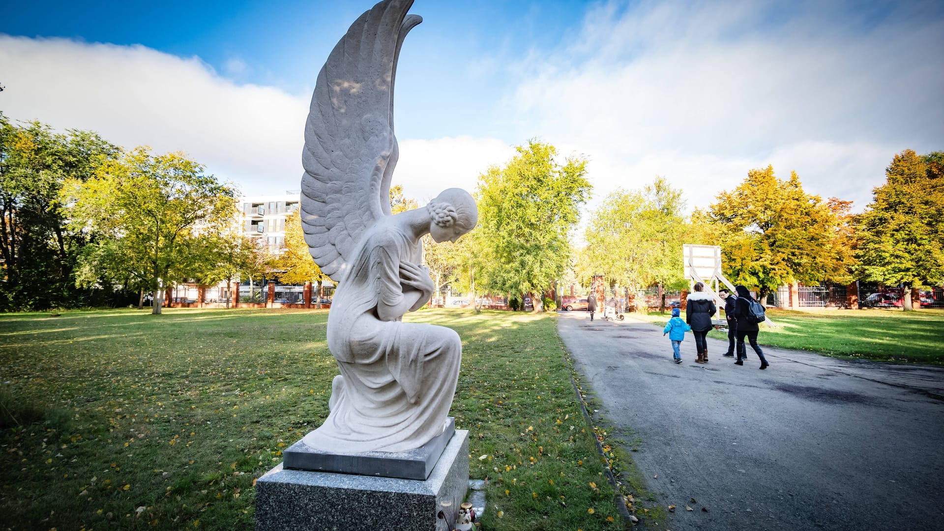 Friedhof (Symbolfoto): In Bonn-Beuel ging es am Mittwoch auf einem Friedhof hoch her.