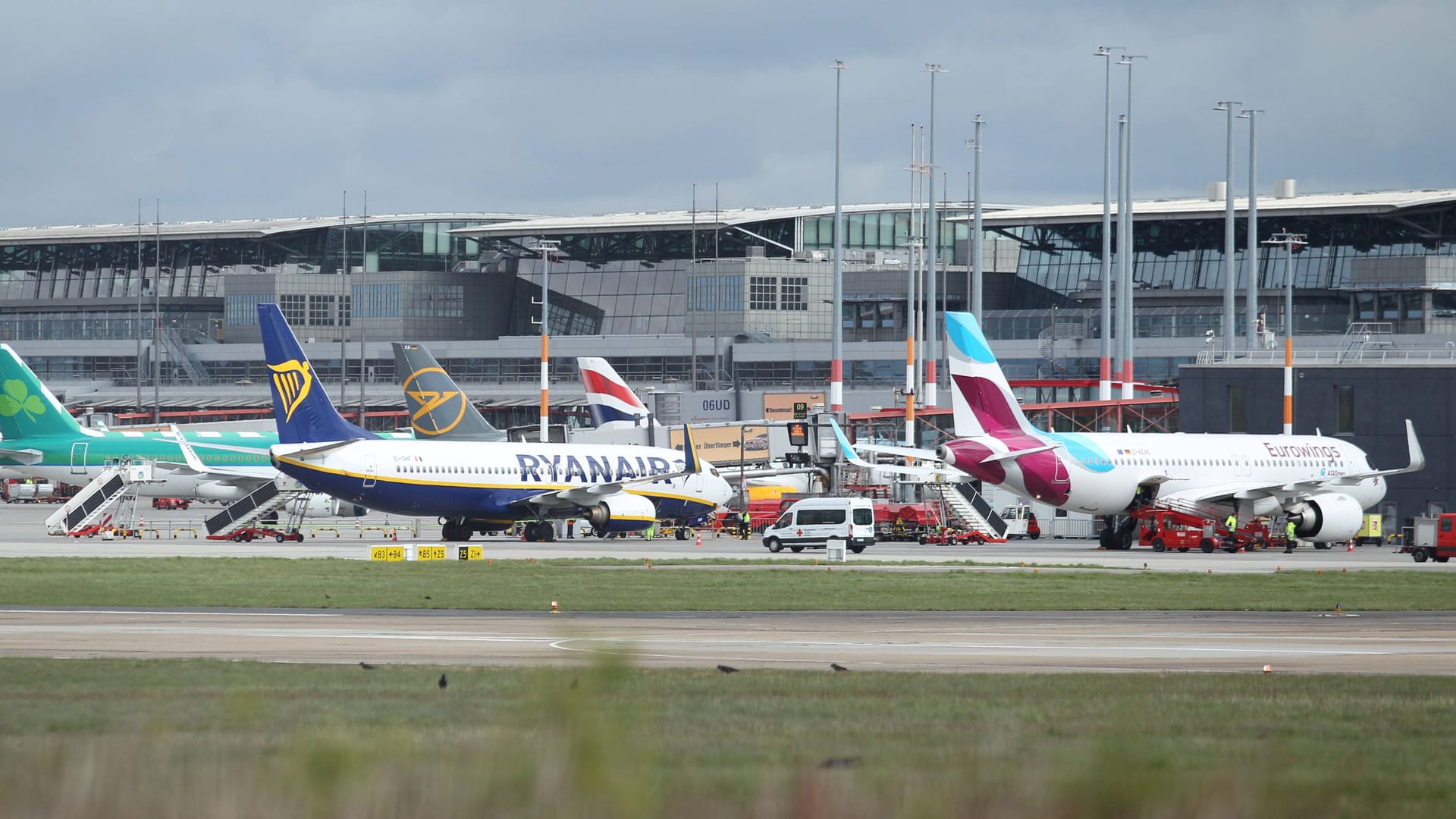 Flugzeuge am Hamburger Airport: Bei außergewöhnlichen Umständen wie einer Flughafenschließung müssen Airlines nicht zahlen.