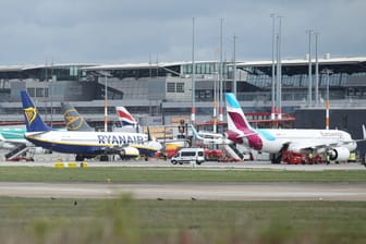 Flugzeuge am Hamburger Airport: Bei außergewöhnlichen Umständen wie einer Flughafenschließung müssen Airlines nicht zahlen.