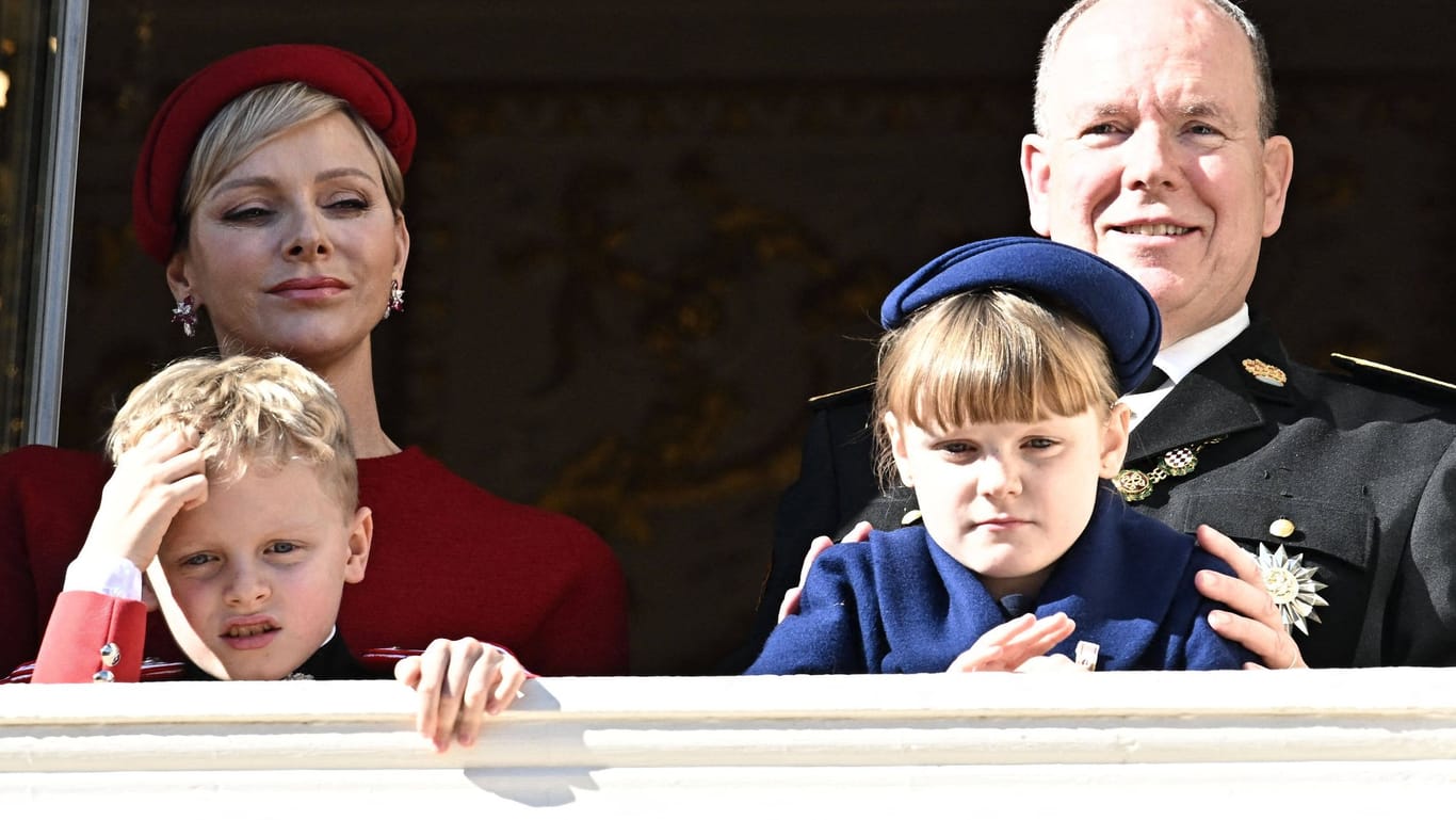 Fürstin Charléne, Fürst Albert und die gemeinsamen Zwillinge: Die Familie feierte den Nationalfeiertag in Monaco.