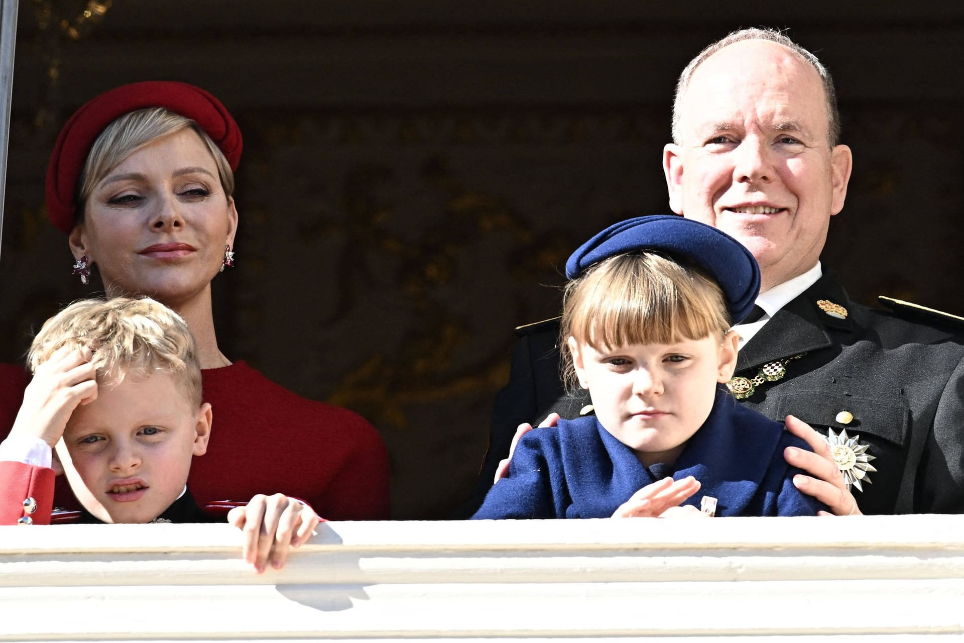 Fürstin Charléne, Fürst Albert und die gemeinsamen Zwillinge: Die Familie feierte den Nationalfeiertag in Monaco.