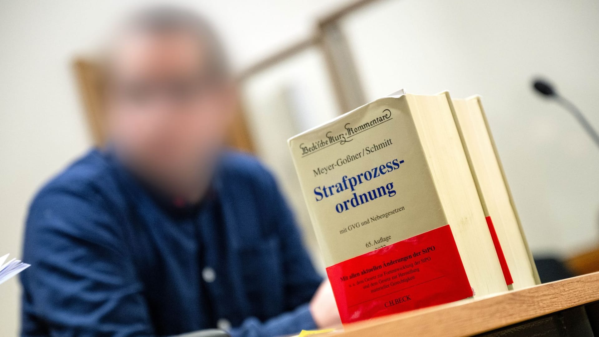 Der Angeklagte sitzt vor Prozessbeginn im Gerichtssaal. Dem 31-Jährigen wird der besonders schwere sexuelle Missbrauch einer damals 13-Jährigen zur Last gelegt. Der Angeklagte sitzt vor Prozessbeginn im Gerichtssaal. Dem 31-Jährigen wird der besonders schwere sexuelle Missbrauch einer damals 13-Jährigen zur Last gelegt.