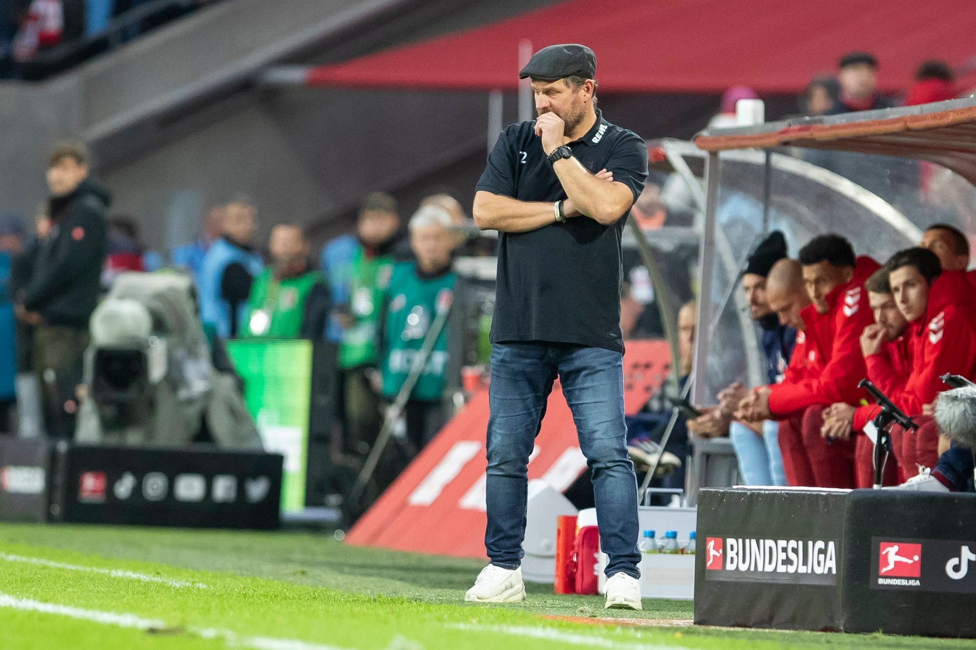 Steffen Baumgart während des Spiels gegen Augsburg: Der Trainer des 1. FC Köln verteidigt seine Abwehr.