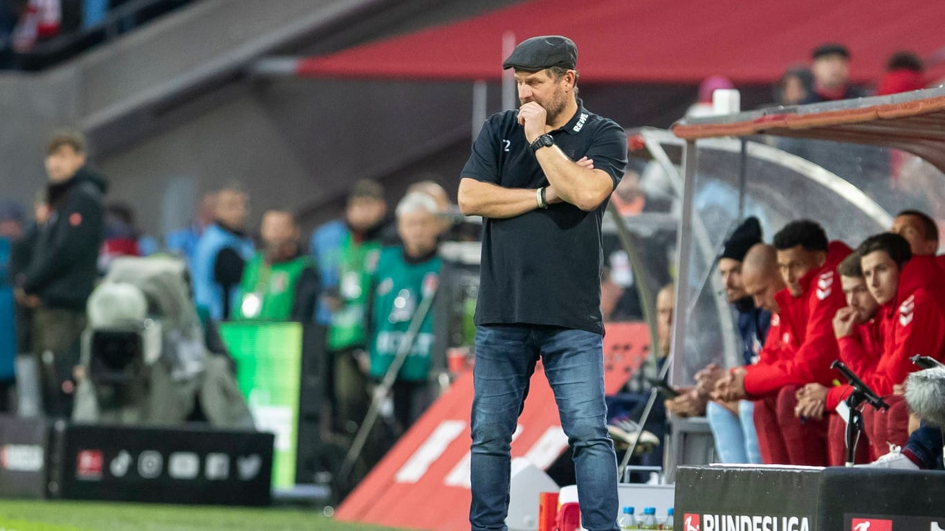 Steffen Baumgart während des Spiels gegen Augsburg: Der Trainer des 1. FC Köln verteidigt seine Abwehr.