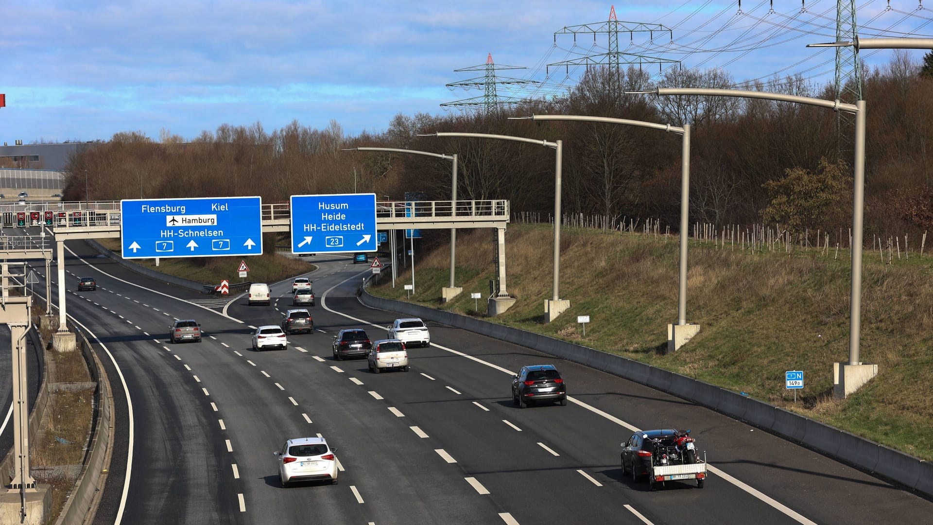 Die A7 bei Hamburg (Archivbild): Reisende in und aus dem Norden müssen sich erneut auf Verkehrsbehinderungen einstellen. Die A7 bei Hamburg (Archivbild): Reisende in und aus dem Norden müssen sich erneut auf Verkehrsbehinderungen einstellen.