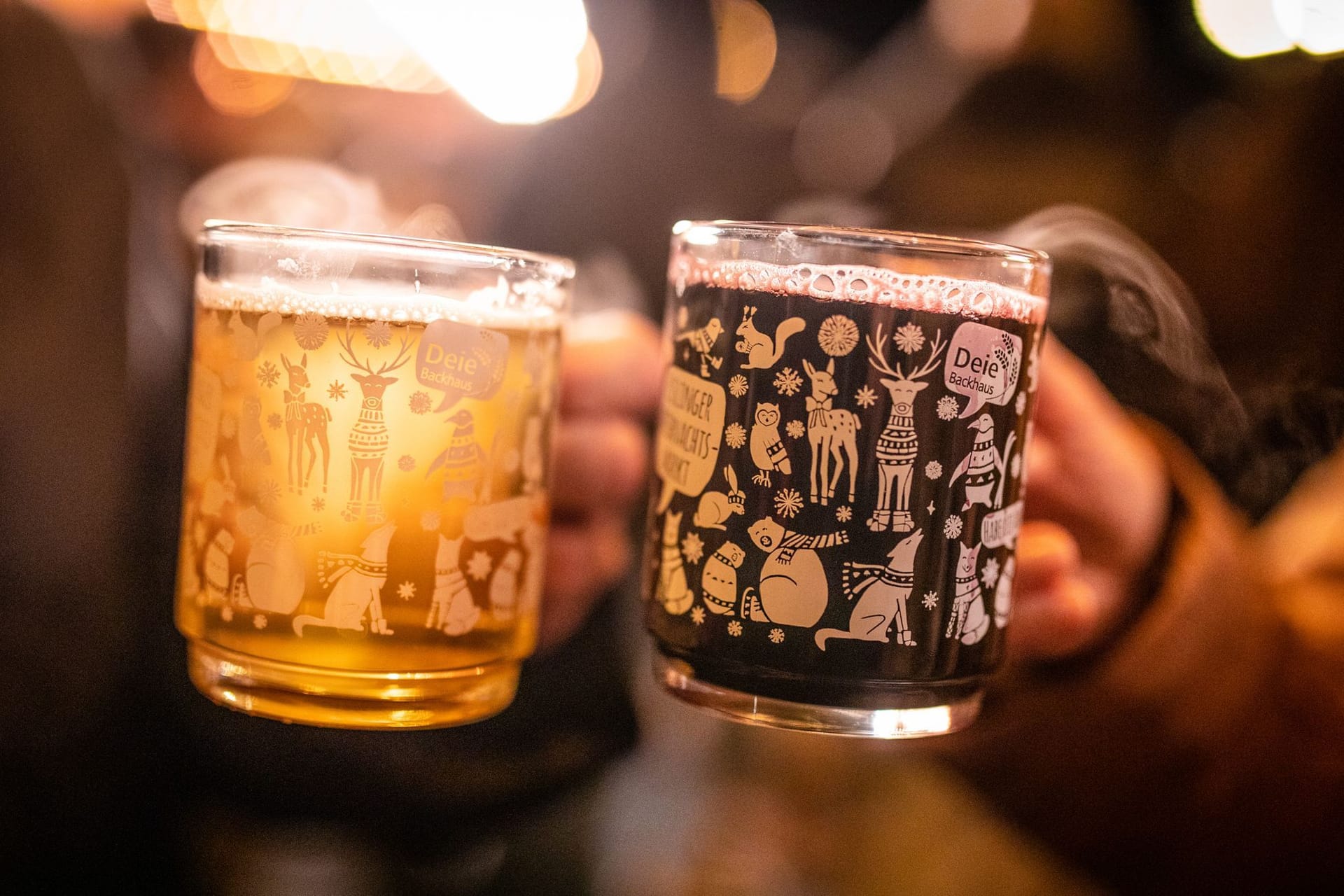 Ein Pärchen stößt mit weißem und rotem Glühwein an (Symbolfoto).