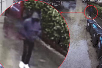 Eine Person ist auf Bildern einer Überwachungskamera zu sehen: Der Mann soll eine Raub in einer Tiefgarage begangen haben.
