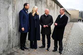 Norwegens Prinzenpaar Haakon und Mette-Marit mit Berlins Regierendem Oberbürgermeister Kai Wegner und dem Direktor der Stiftung Berliner Mauer Axel Klausmeier.