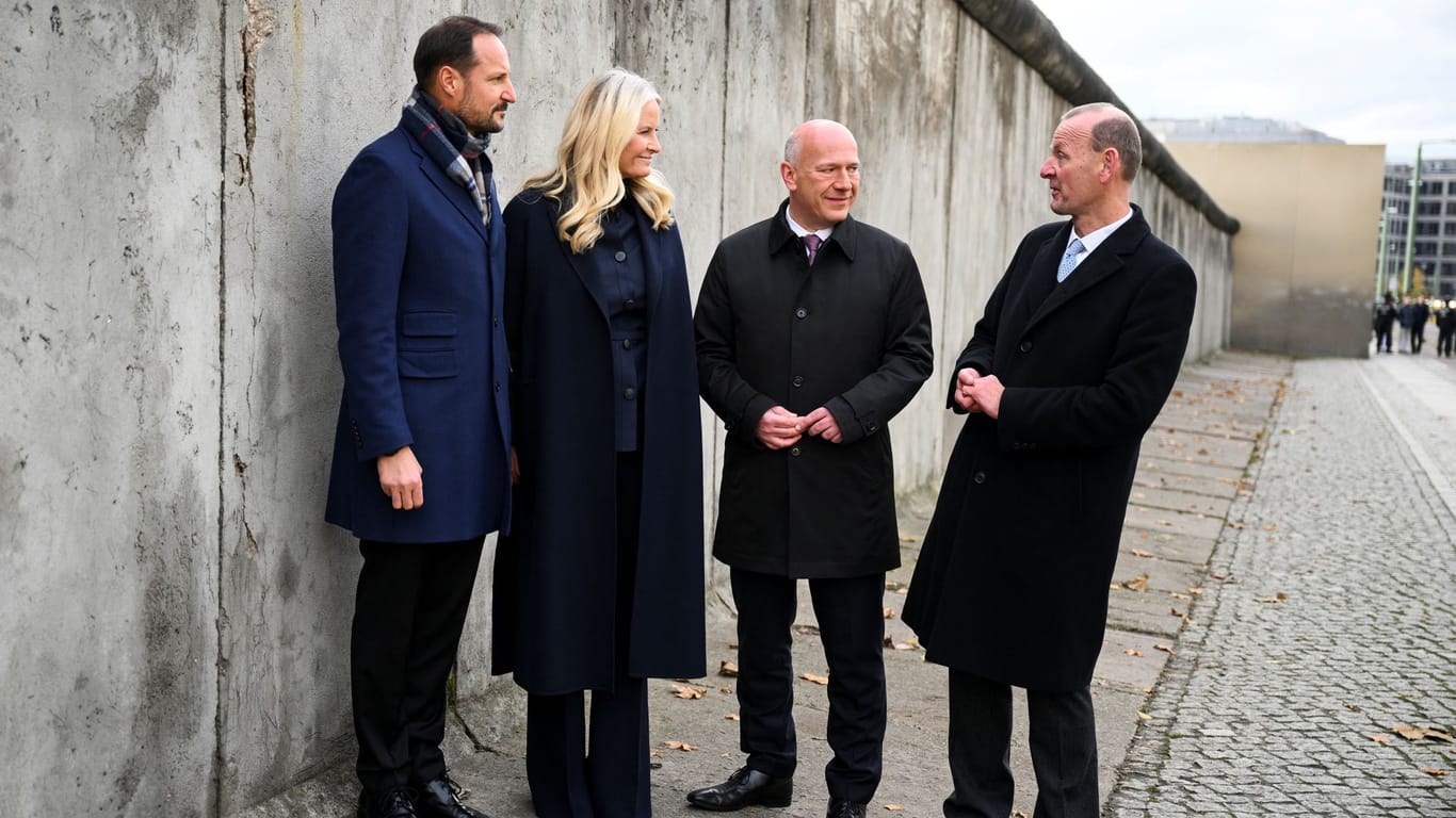 Norwegens Prinzenpaar Haakon und Mette-Marit mit Berlins Regierendem Oberbürgermeister Kai Wegner und dem Direktor der Stiftung Berliner Mauer Axel Klausmeier.