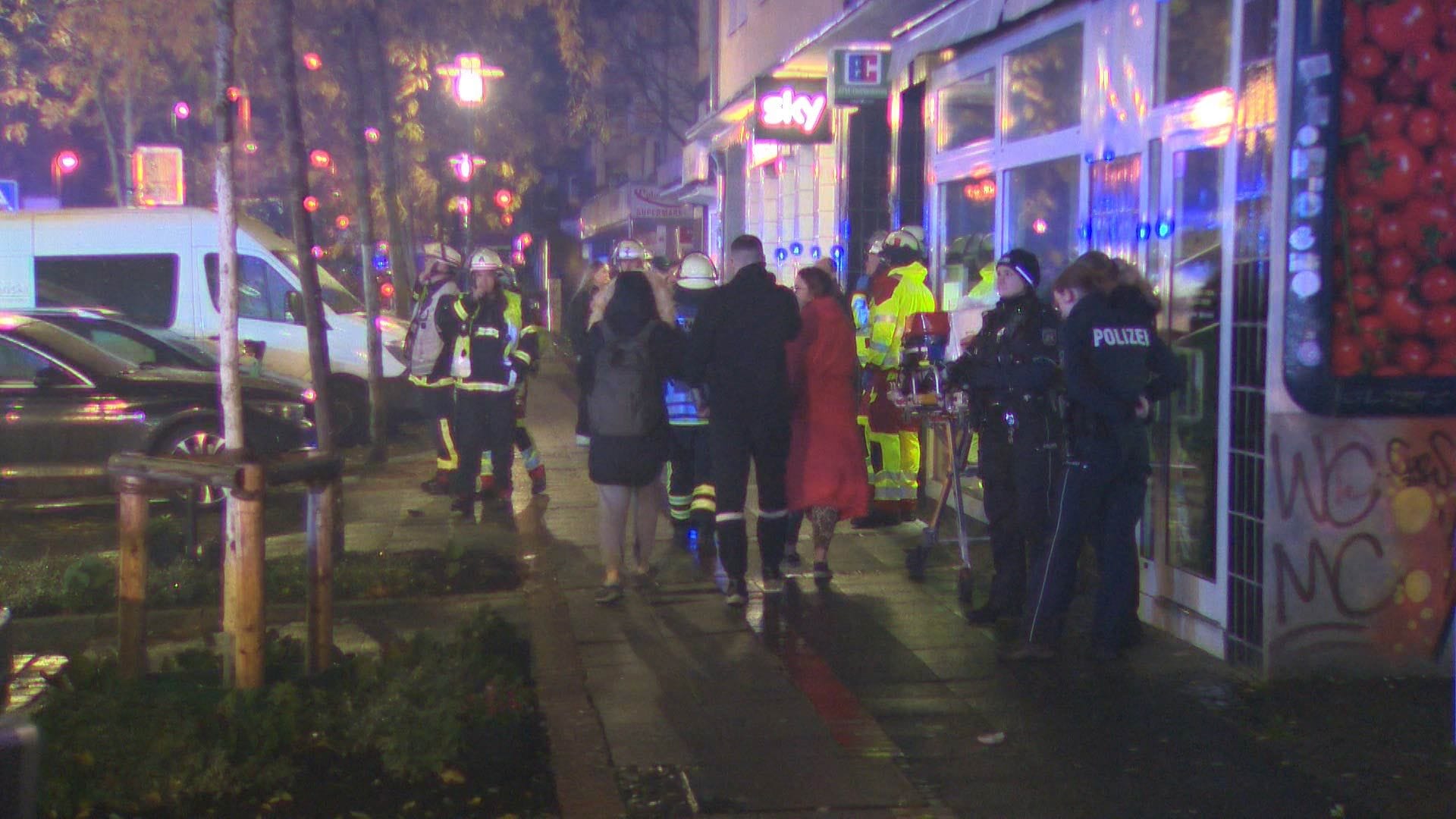 Mehrere Bewohner hatten sich auf die Straße gerettet.