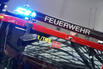 Einsatzwagen der Feuerwehr (Symbolfoto): In Bremen haben Unbekannte eine Barrikade angezündet.