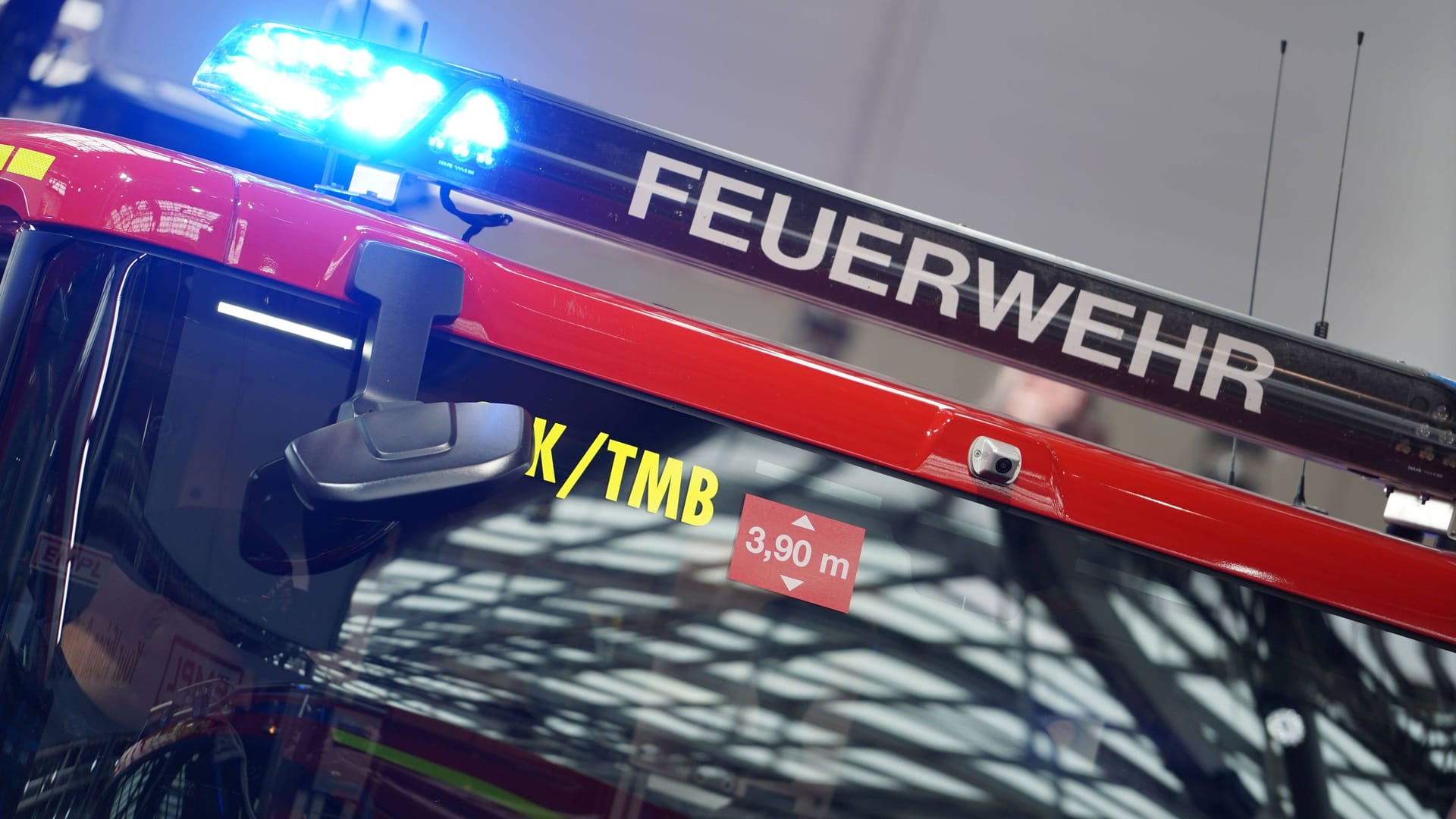 Einsatzwagen der Feuerwehr Bremen (Symbolfoto): In Bremerhaven kam es am Abend zu einem großen Einsatz. Einsatzwagen der Feuerwehr Bremen (Symbolfoto): In Bremerhaven kam es am Abend zu einem großen Einsatz.