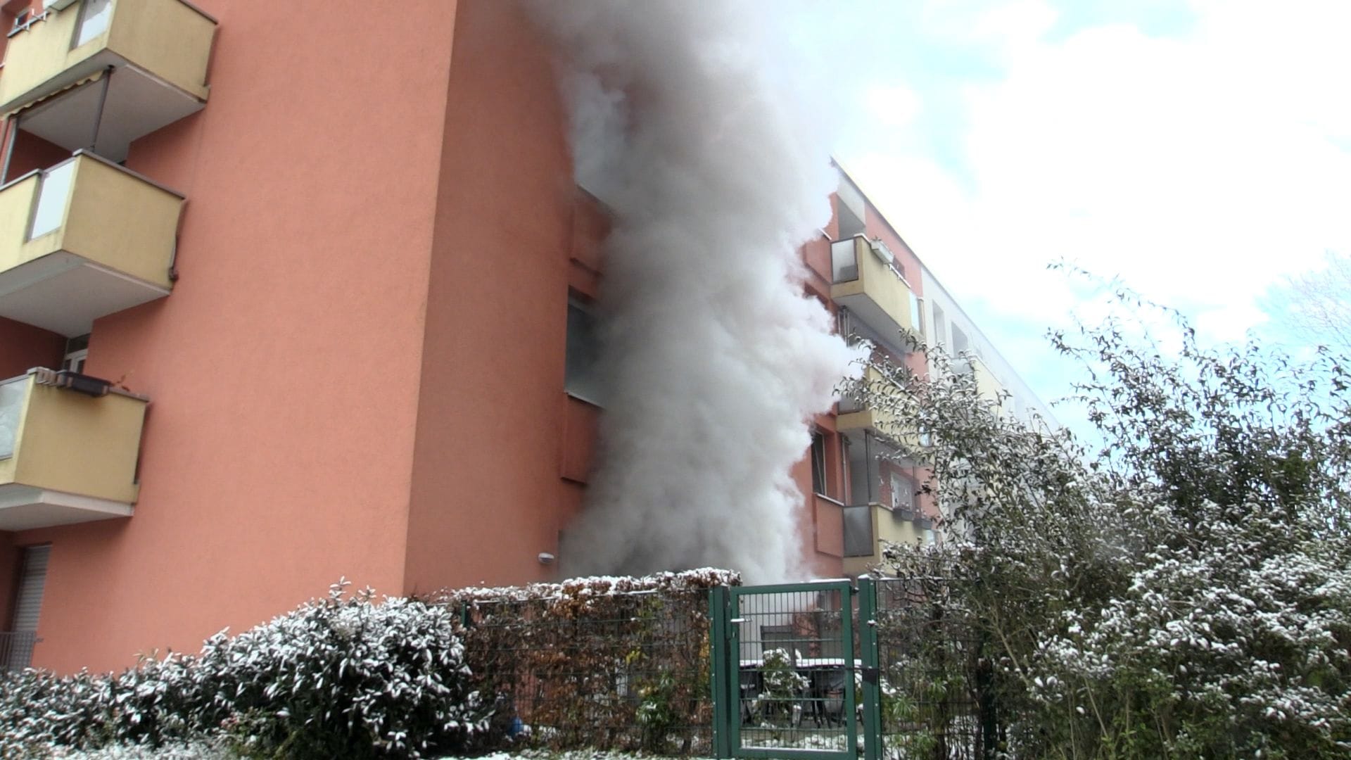 Bochum: Schwerer Kellerbrand in Mehrfamilienhaus