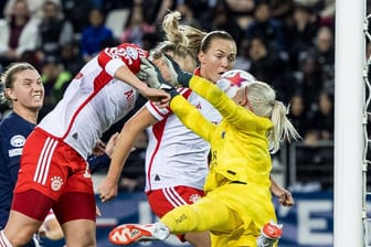 Das 1:0: Schüller und Eriksson steigen gegen PSG-Torhüterin Kiedrzynek zum Kopfball hoch.