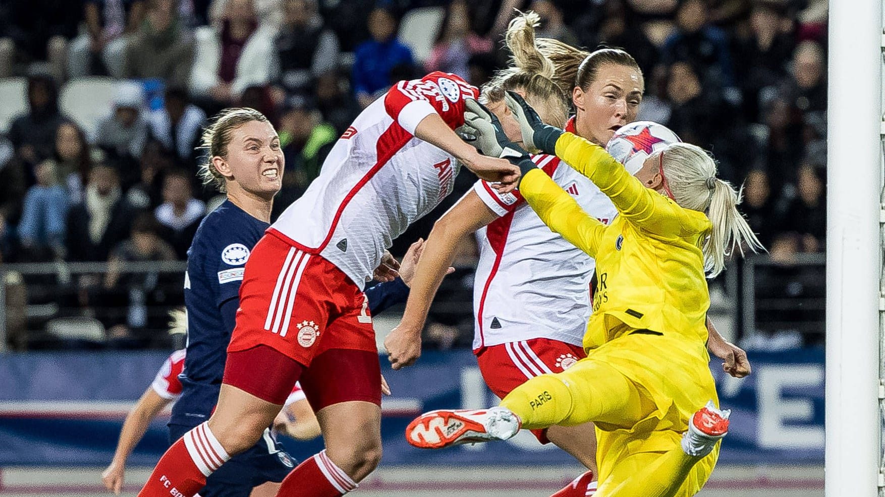 Das 1:0: Schüller und Eriksson steigen gegen PSG-Torhüterin Kiedrzynek zum Kopfball hoch.