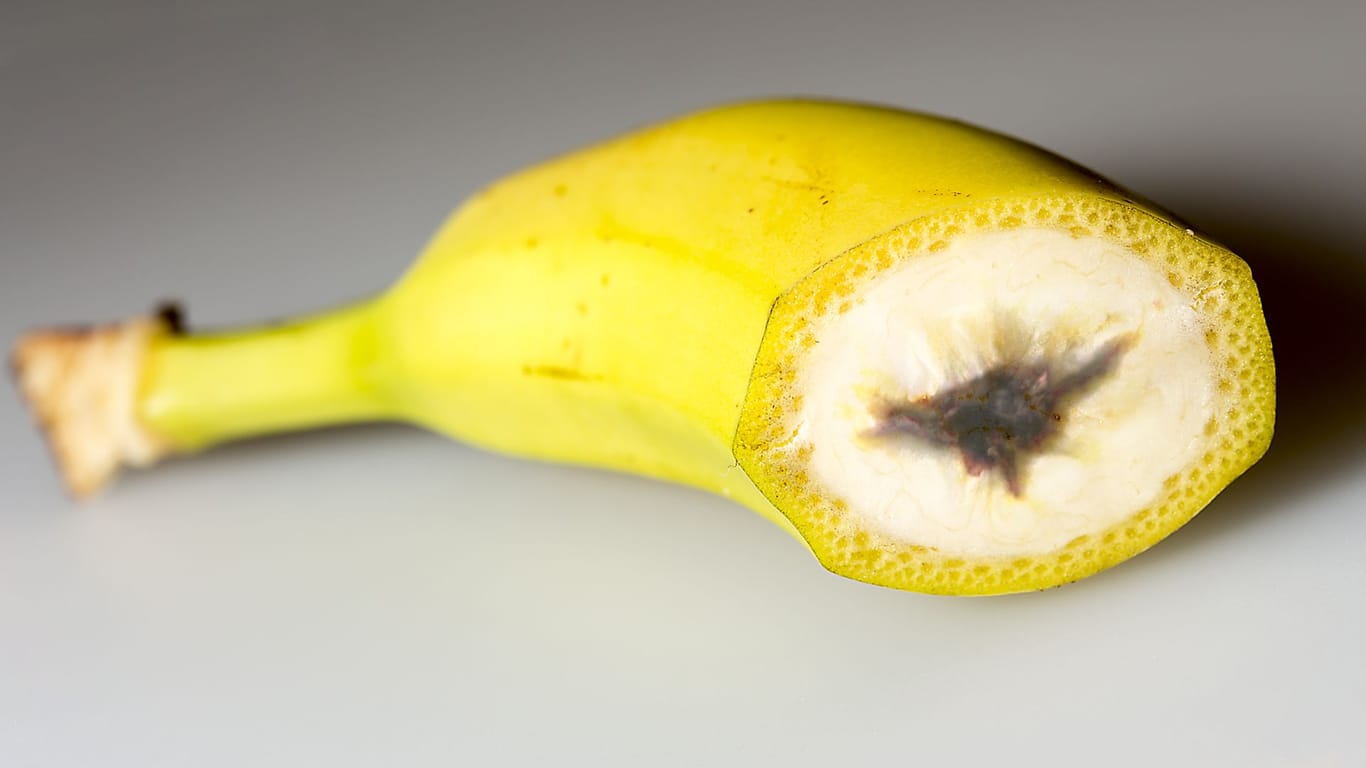 Brauner Kern: Wenn sich das Bananenfleisch dunkel verfärbt hat, ist das für viele unappetitlich.