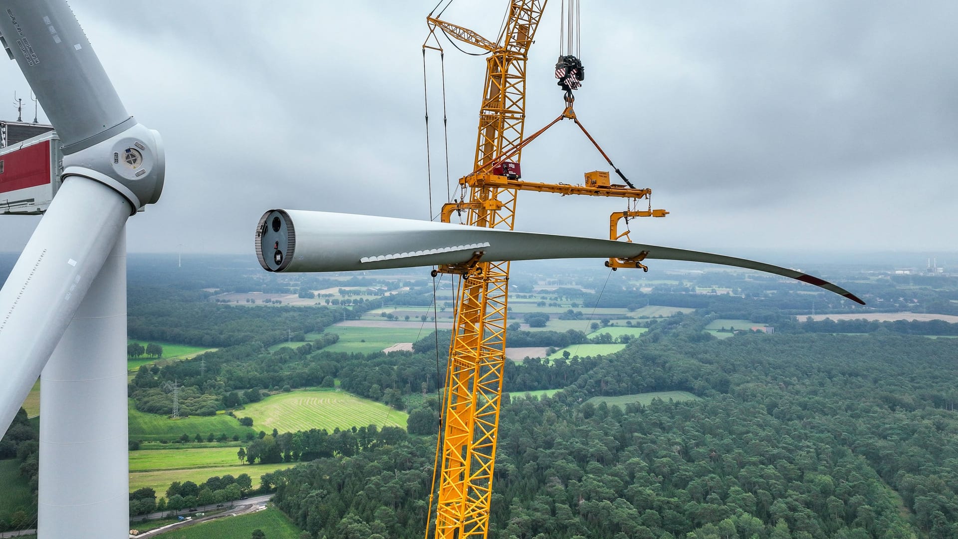 Montage eines Windrads (Symbolbild): Die Genehmigung eines neuen Windrads dauert teilweise mehr als ein Jahr.