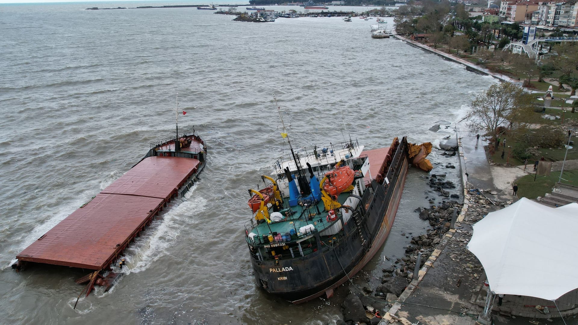 Der heftige Sturm riss ein Frachtschiff an der Schwarzmeerküste in zwei Hälften.