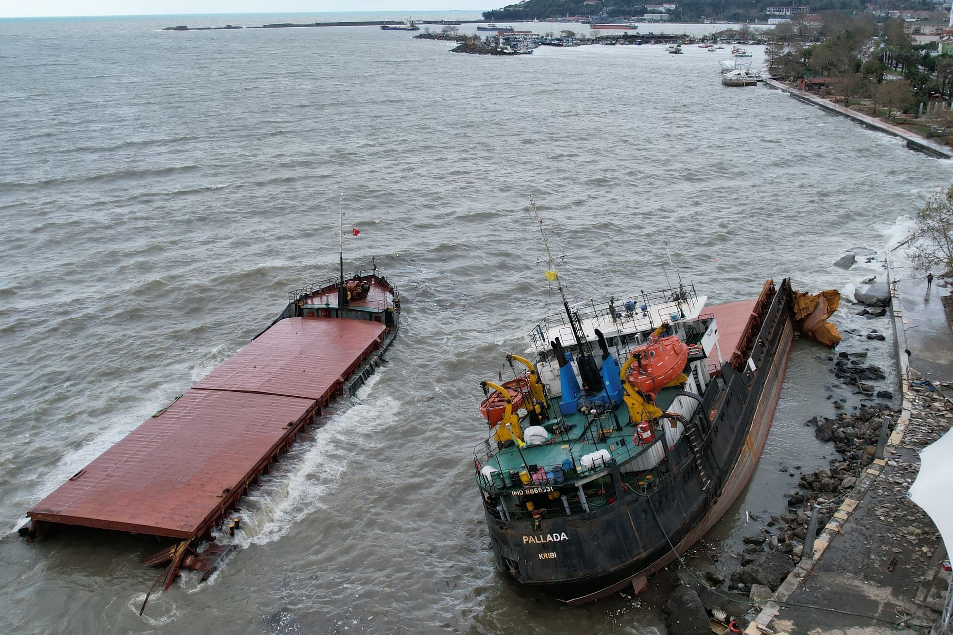 Der heftige Sturm riss ein Frachtschiff an der Schwarzmeerküste in zwei Hälften.