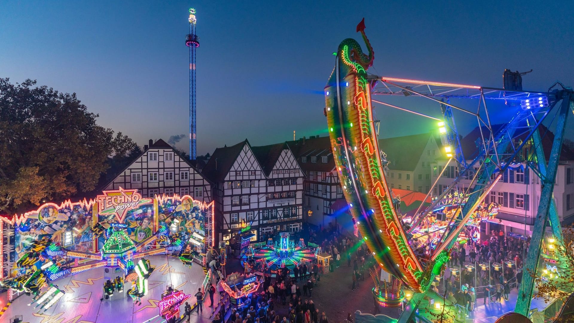 Fahrgeschäfte mitten in der Innenstadt (Archivbild): Jedes Jahr strömen Tausende Besucher auf die Kirmes.