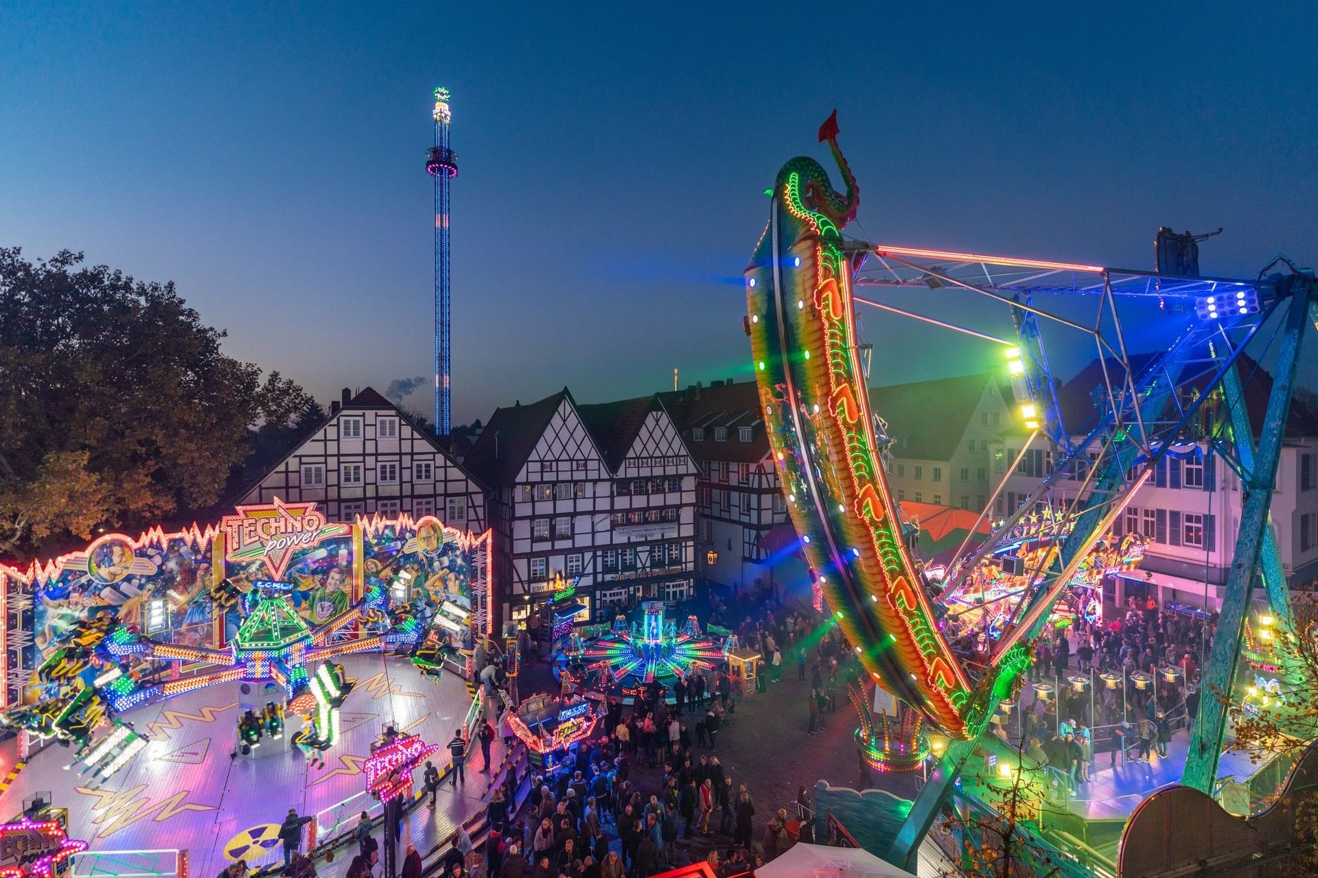 Fahrgeschäfte mitten in der Innenstadt (Archivbild): Jedes Jahr strömen Tausende Besucher auf die Kirmes.