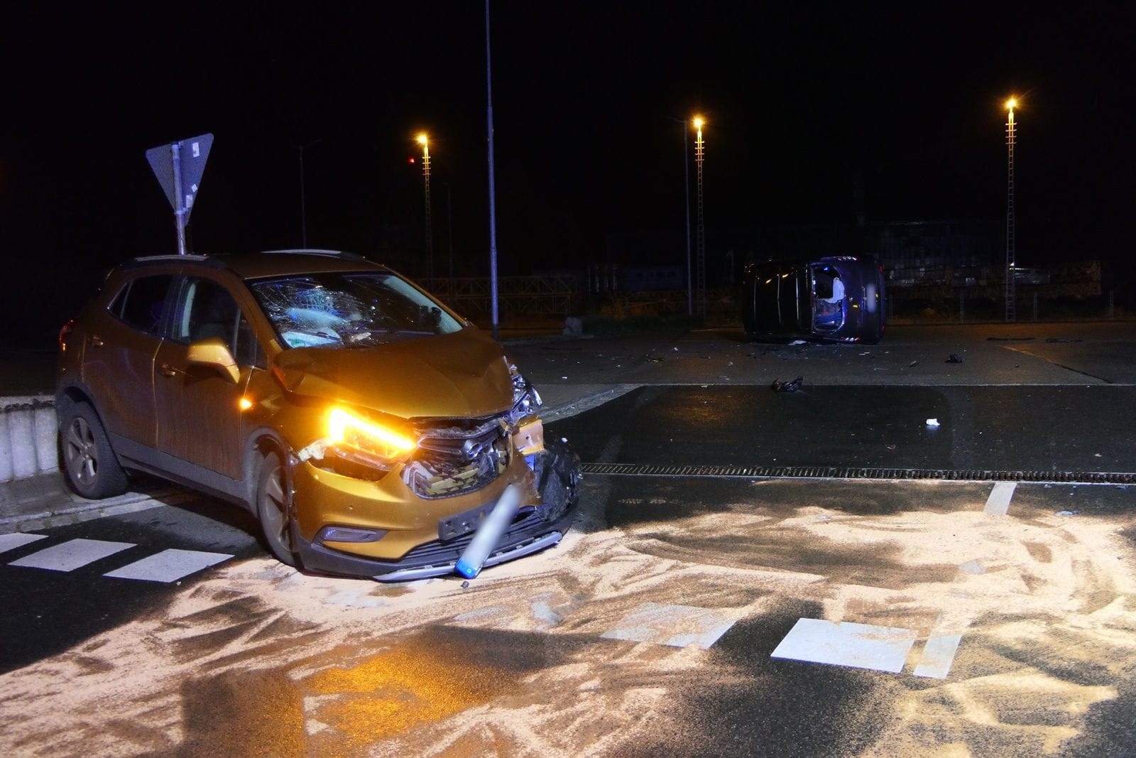 Nach einem schweren Unfall in Grimma kommt eines der Autos (rechts) zum Liegen.