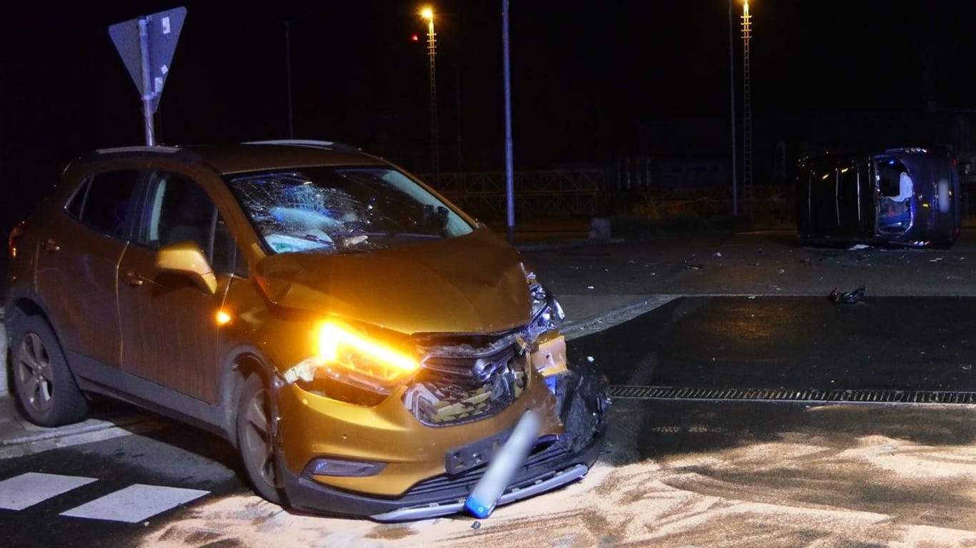 Nach einem schweren Unfall in Grimma kommt eines der Autos (rechts) zum Liegen.