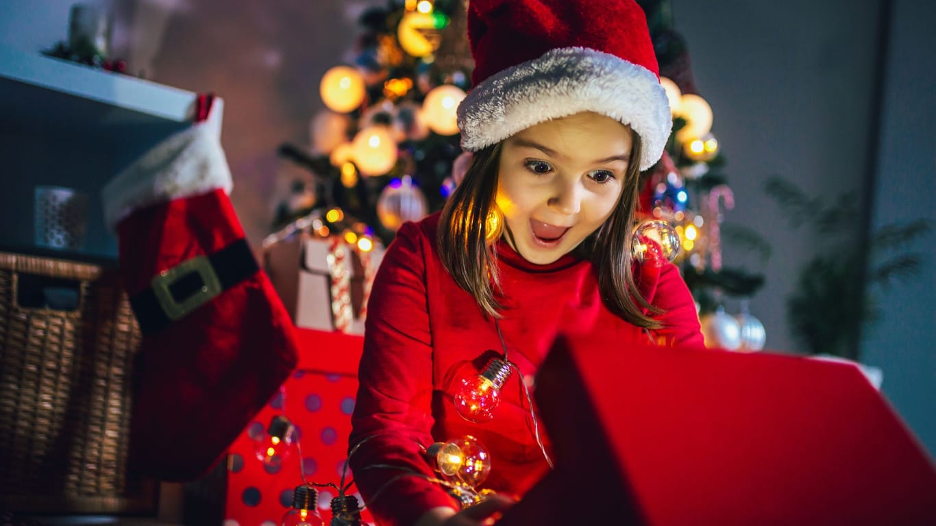 Weihnachtsgeschenk (Symbolbild): Kleine Dinge können Kindern ebenfalls Freude bereiten.