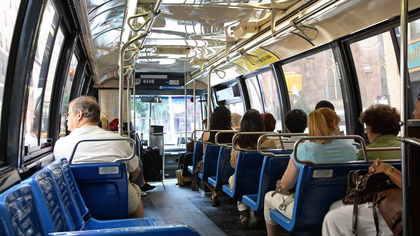 Fahrgäste in einem Linienbus (Symbolbild): Im Rems-Murr-Kreis hat eine Mutter ihren Sohn im Bus vergessen.