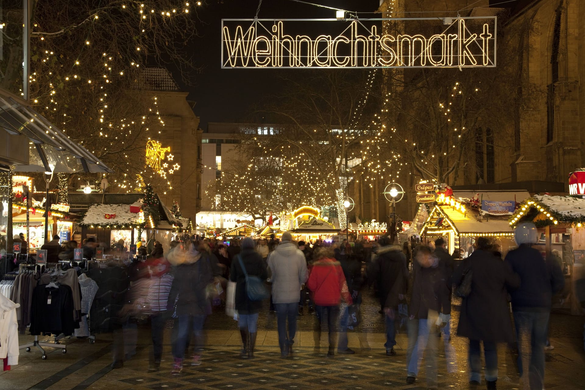 Besucher auf dem Weihnachtsmarkt am Westenhellweg (Archivbild): Am Donnerstag wird der Markt eröffnet.